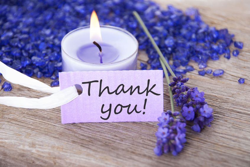 紫のドライフラワーとキャンドルと"Thank You"と書かれたカード