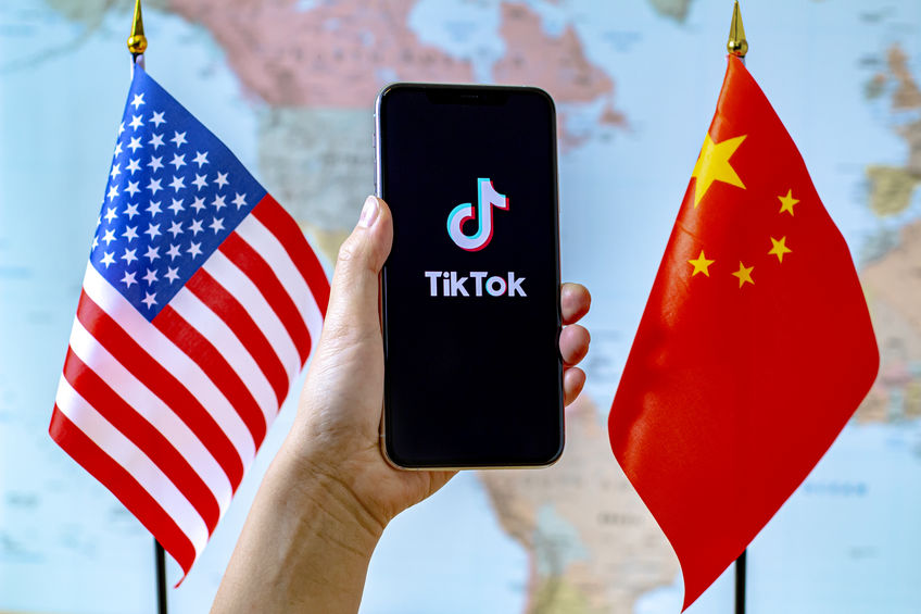 スマートフォン上のTikTokとアメリカと中国の国旗