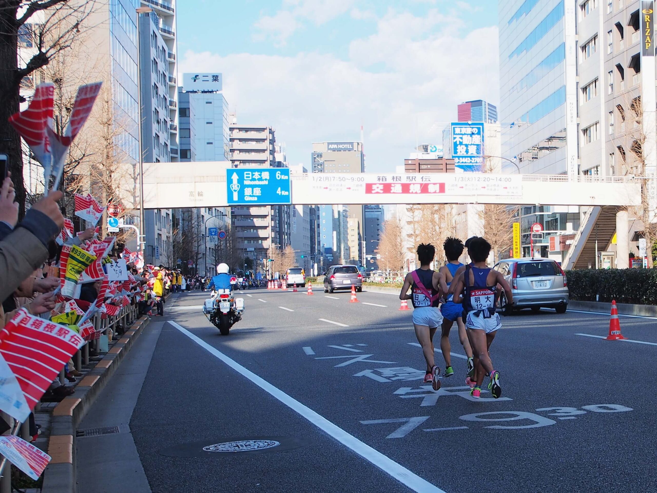 箱根駅伝ランナーと沿道で応援する人々