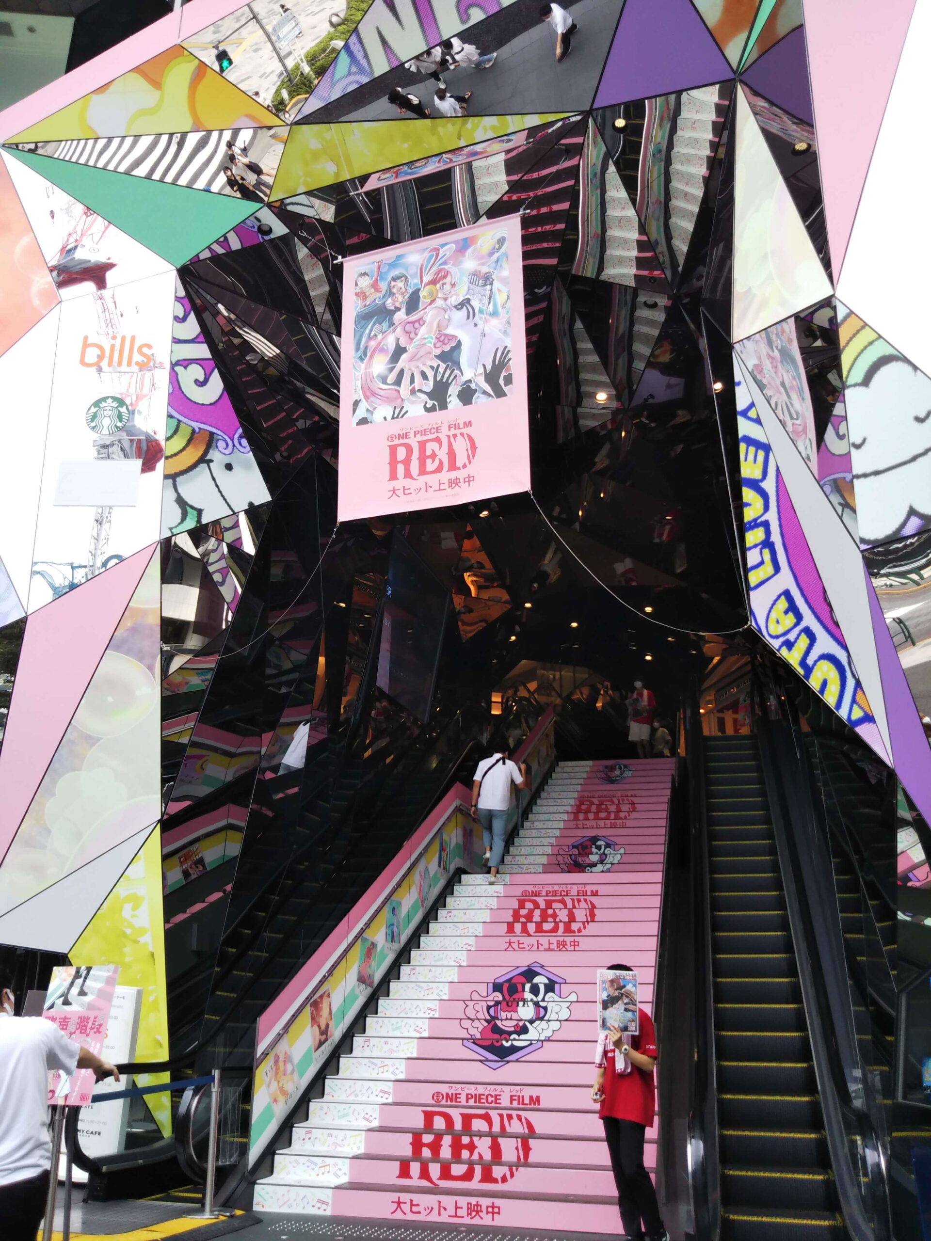 『ONE PIECE FILM RED』のポスターと階段