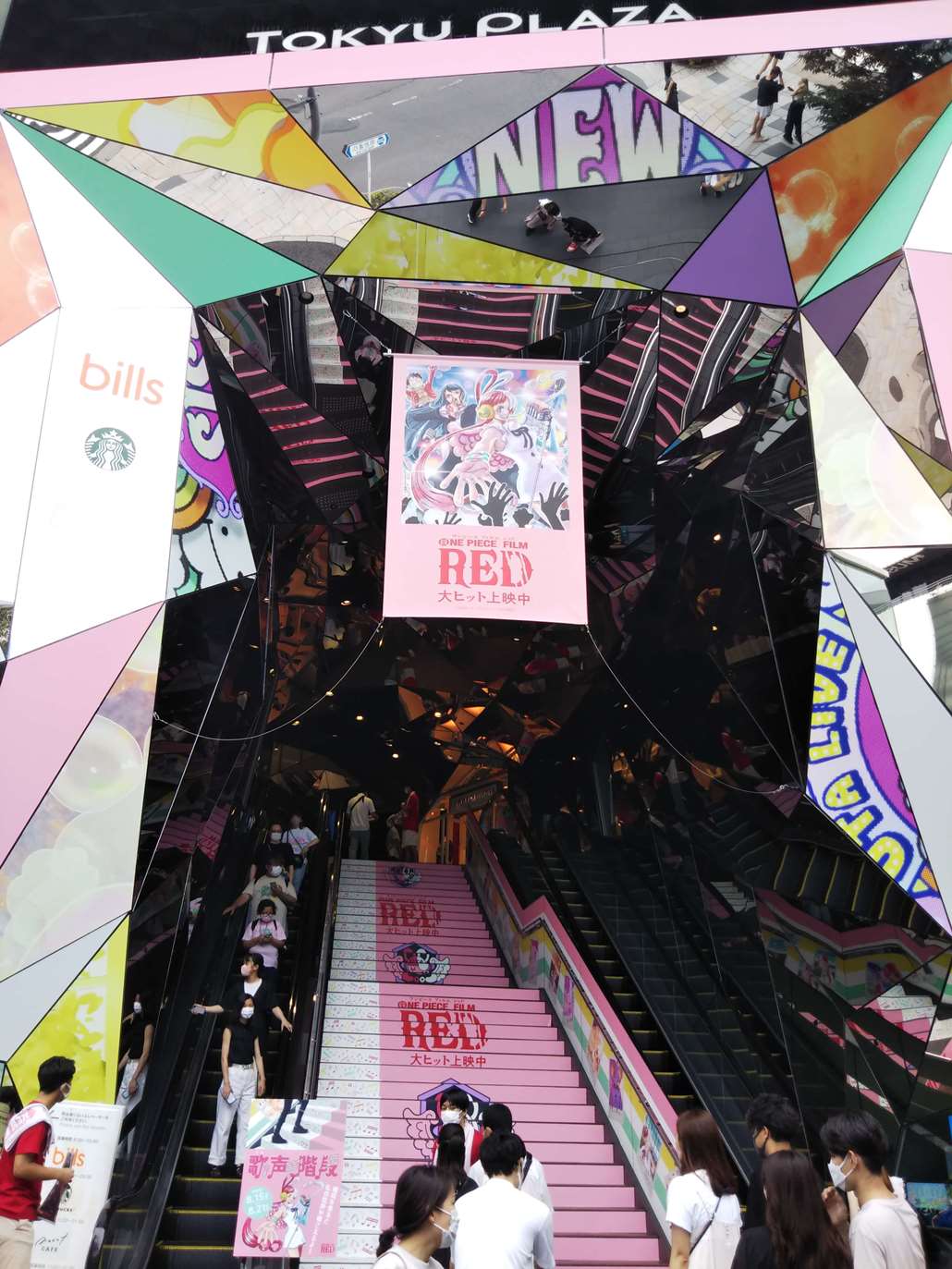 TOKYU PLAZEに吊るされたONE PIECE FILM REDのポスターと階段での宣伝
